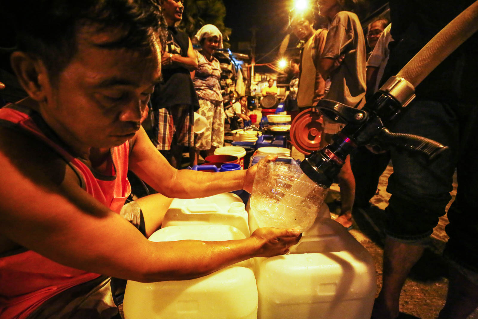 WATER WOES. The water crisis is driving up demand for disposables. Photo by Ben Nabong/Rappler 