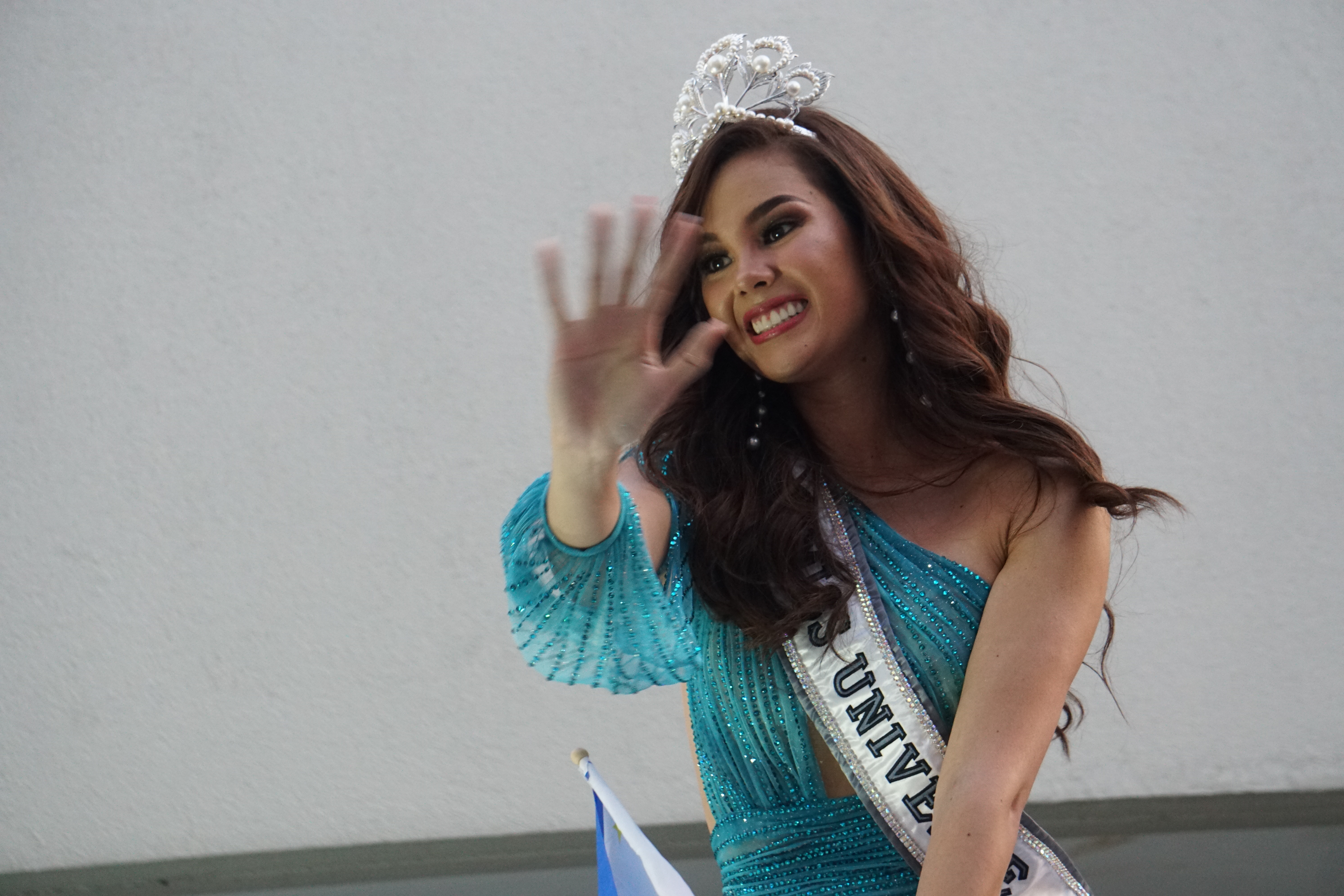 HAIL TO THE QUEEN. Catriona Gray waves to the crowd at the Araneta Center on Saturday, February 23 during her second homecoming parade. All photos by Dion Besa/Rappler 