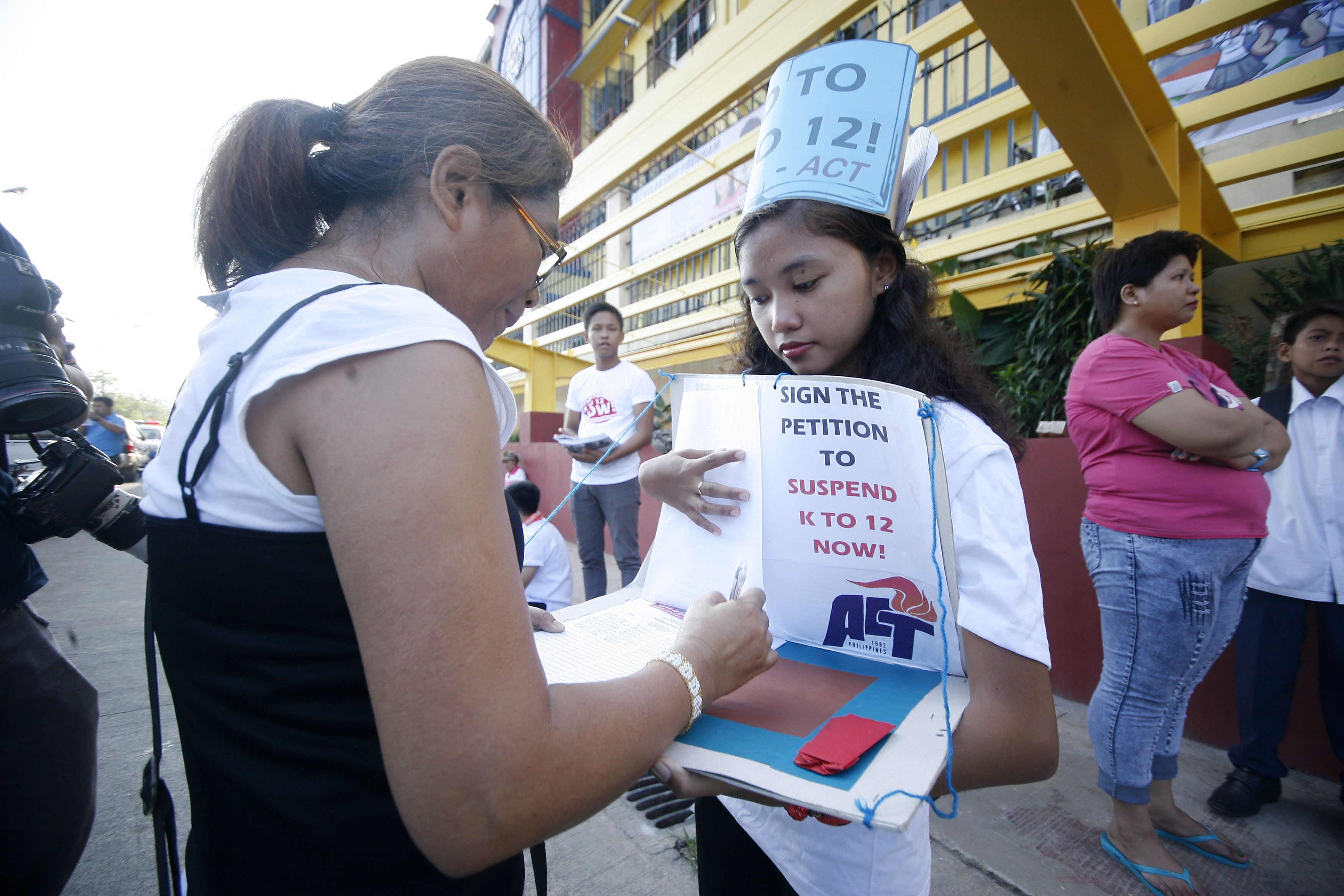 K12 CURRICULUM. Members of the Alliance of Concerned Teachers (ACT) gathered signatures from parents and passersby as they rallied against the K to 12 program in 2015. Photo by Ben Nabong/Rappler 