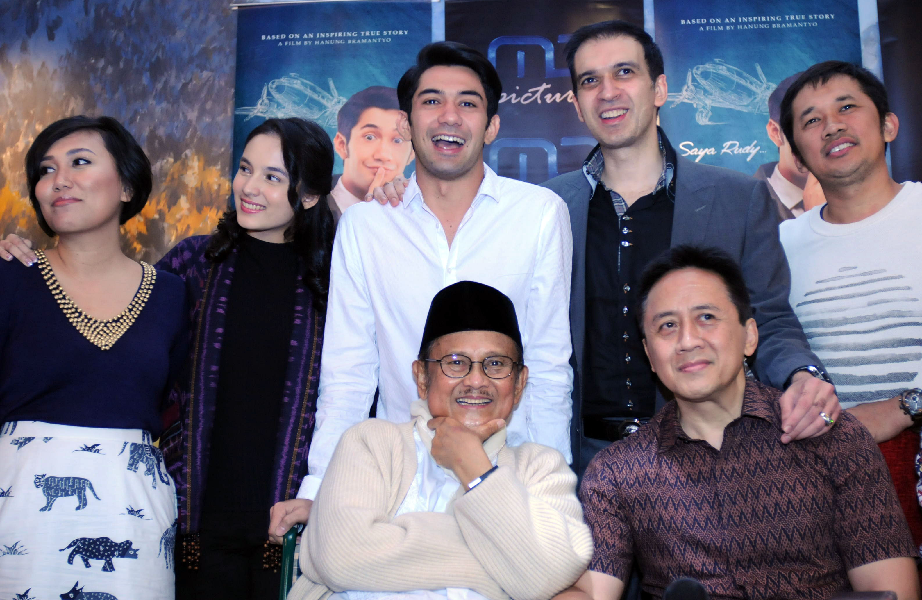 Mantan presiden BJ Habibie (kiri depan) bersama staf dan kru film ‘Rudy Habibie’ saat konferensi pers di Jakarta, pada 5 Februari 2016. Foto oleh Teresia May/Antara 