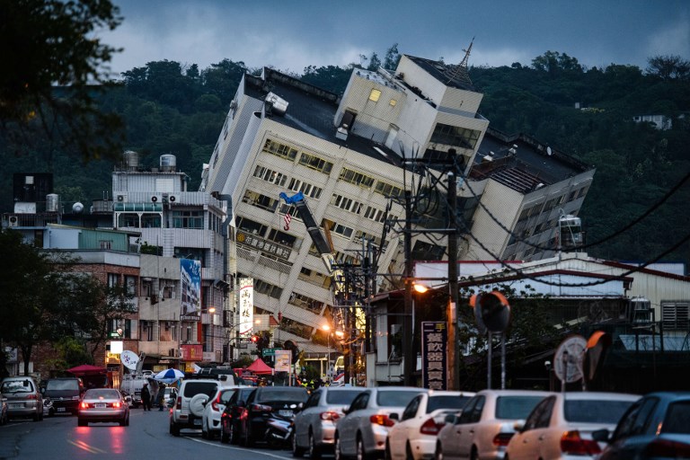 FOCUS OF RESCUES. A general view shows the Yun Tsui building (back center) leaning to one side after an overnight earthquake in the Taiwanese city of Hualien on February 7, 2018. Anthony Wallace/AFP 