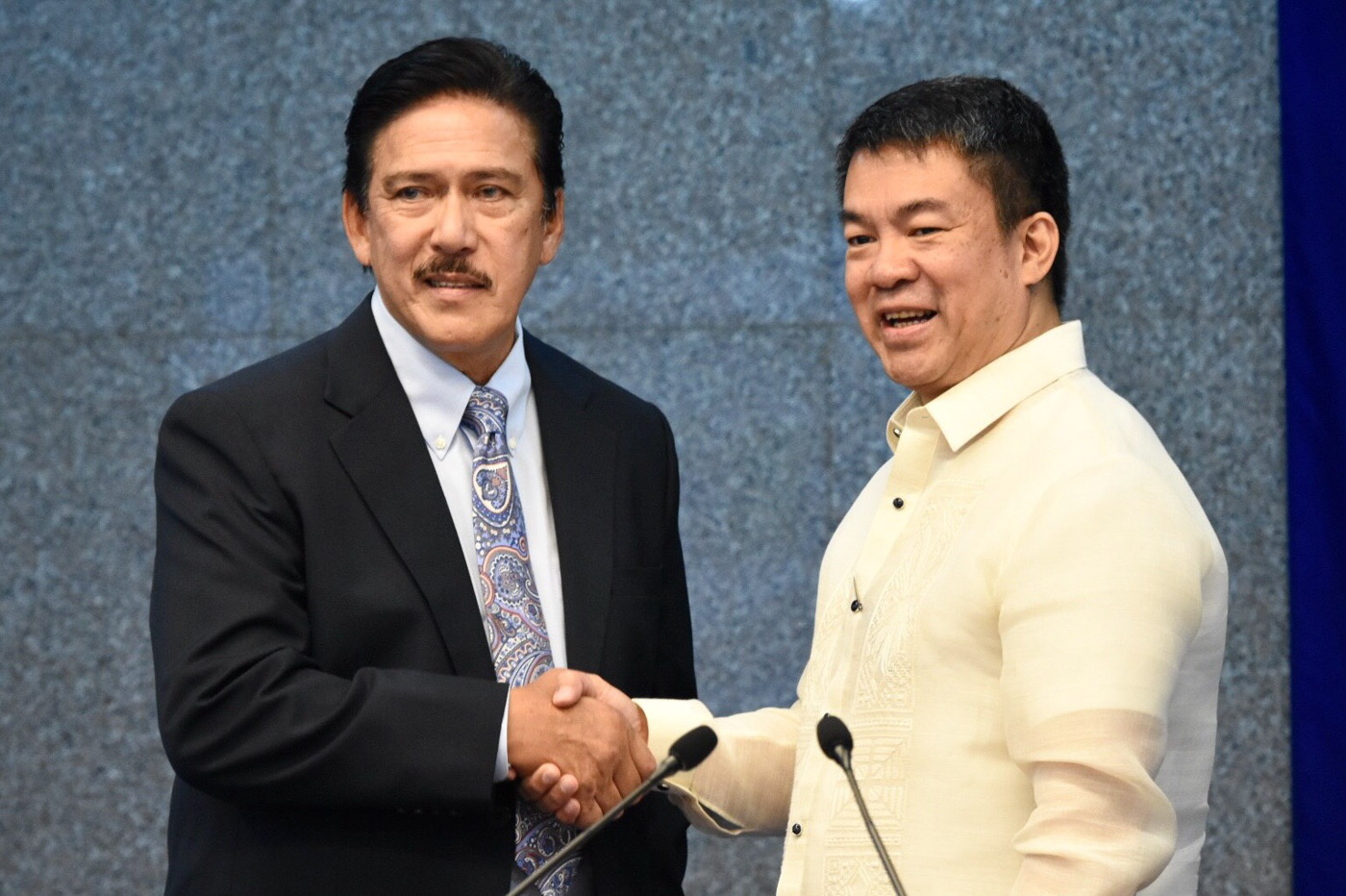 NEW LEADER. Vicente Sotto III (left) is elected as Senate president on May 21, 2018, replacing Aquilino Pimentel III (right). Photo by Angie de Silva/Rappler 