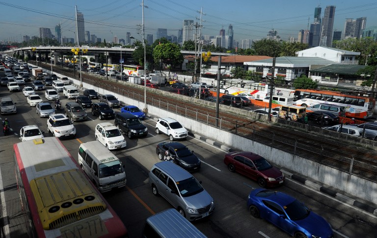 NUMBER CODING. Authorities are set to expand Metro Manila's traffic reduction scheme on November 1, 2016. File photo by Jay Directo/AFP 