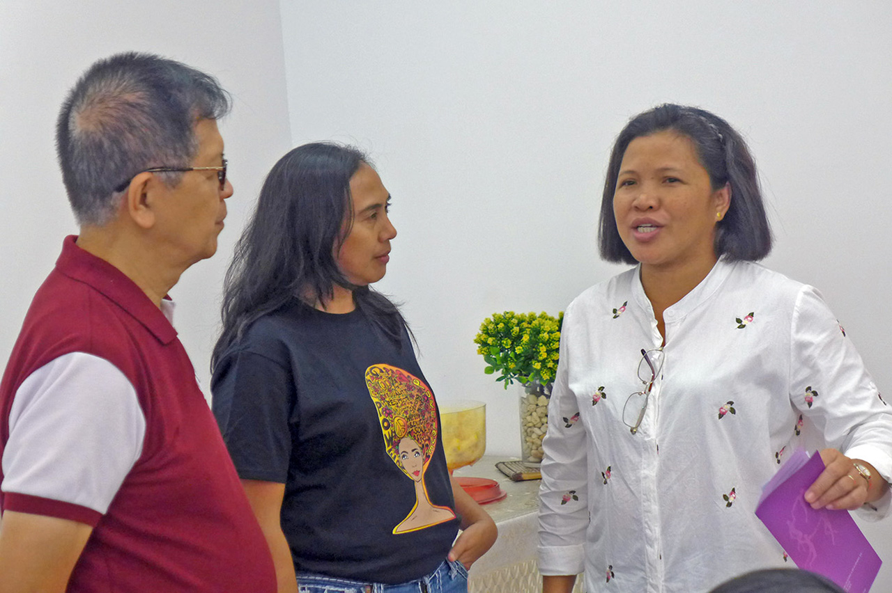PLASTIC BAN. Mayor Nieves Cabunalda-Rosendo speaking with NGO heads about the environment plans of the town. Photo by Mau Victa/Rappler
 