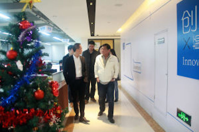 VISIT. Rodrigo Duterte is toured around Fu De Sheng's office by its chairman Michael Yang. Photo from huadupress.net 
