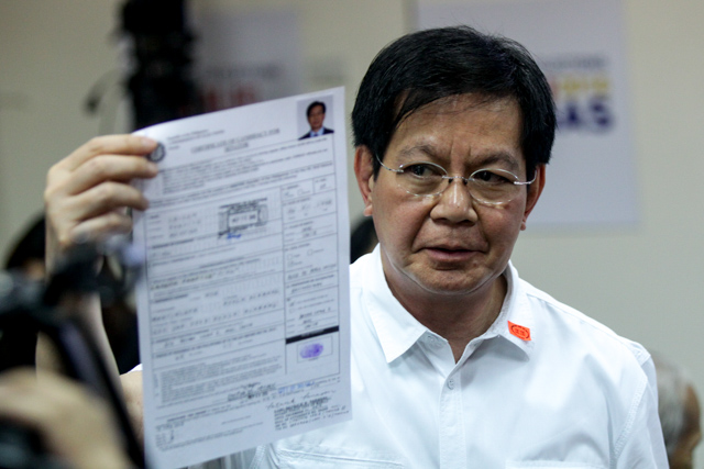 RUNNING AS INDEPENDENT BUT PART OF COALITION. Former Senator Panfilo Lacson files his certificate of candidacy on October 12. Photo by Czeasar Dancel/Rappler 