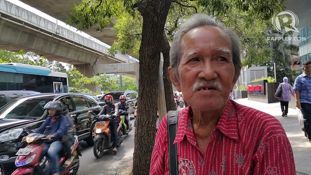 VIRAL. Pak Nasrul, seorang fotografer keliling yang kisahnya viral di media sosial. Ia biasa mangkal di area Kuningan. Foto oleh Nadia Vetta Hamid/Rappler 