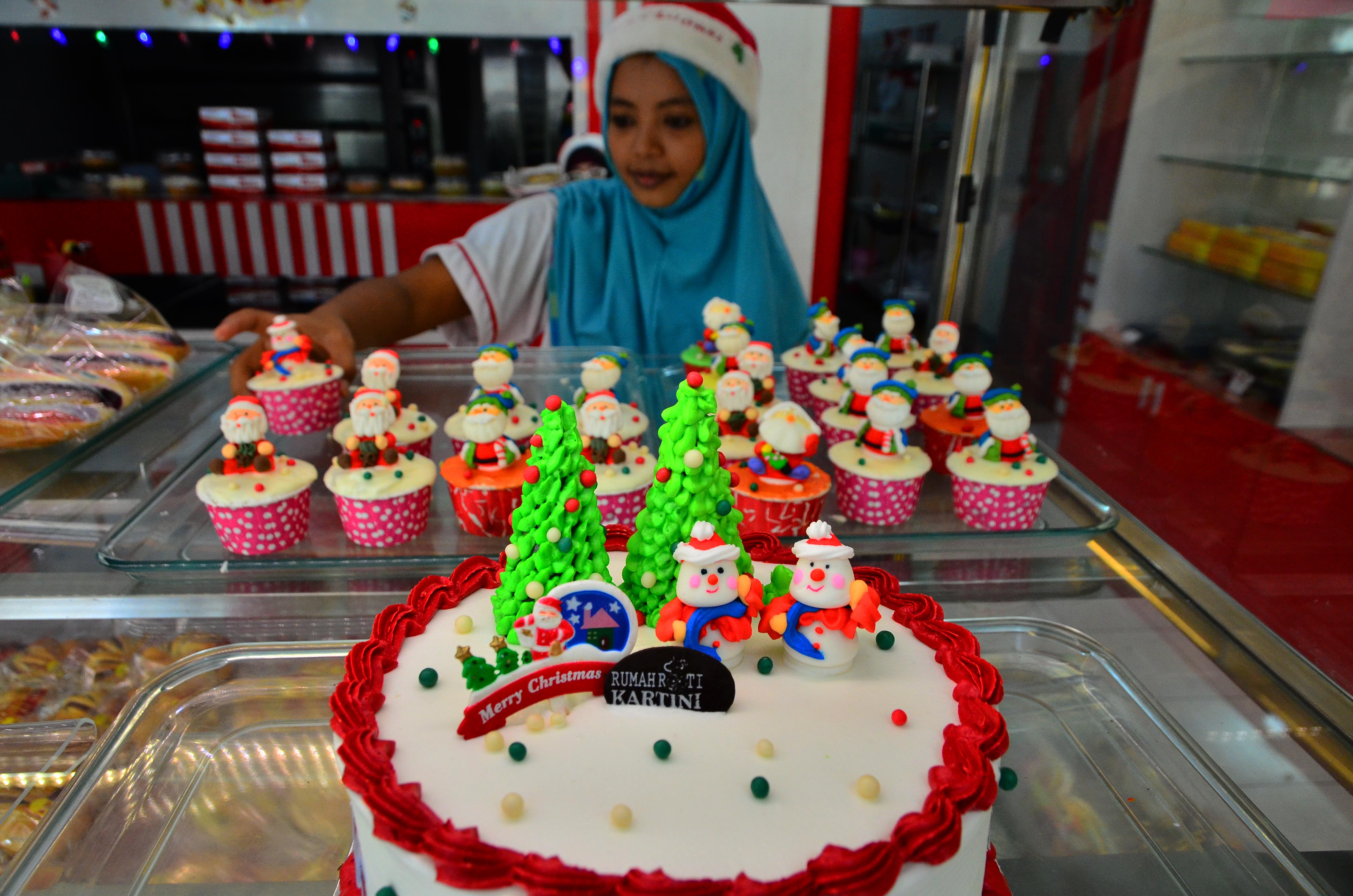 Perajin menata kue khas Natal di sentra pembuatan roti di Barongan, Kudus, Jawa Tengah, pada 23 Desember 2015. Foto oleh Yusuf Nugroho/Antara 