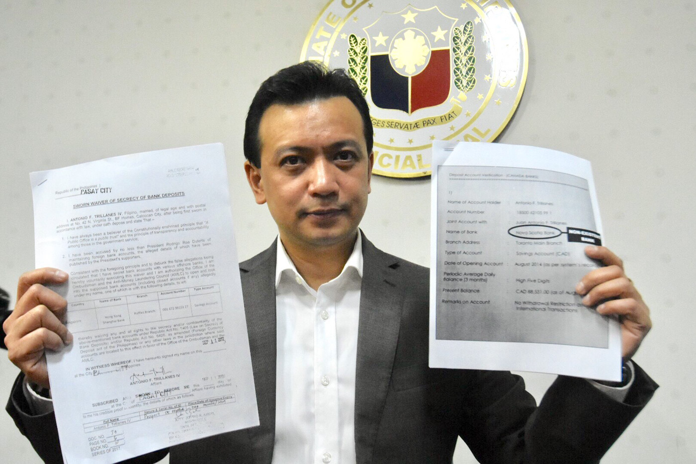 WAIVERS. Senator Antonio Trillanes IV submits signed and notarized bank waivers to the Anti-Money Laundering Council and the Office of the Ombudsman on September 11, 2017. Photo by Angie de Silva/Rappler 