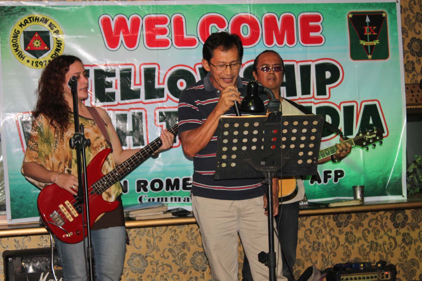CELSO AMO. In this file photo, veteran journalist Celso Amo (middle) sings during a media fellowship with military officials in Bicol. Photo by Rhaydz B. Barcia/Rappler 