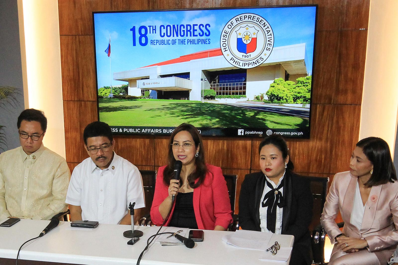 BRING DENGVAXIA BACK? Iloilo 1st District Representative Janette Garin (center) still maintains the safety of the controversial Dengvaxia vaccine. Photo by Darren Langit/Rappler 