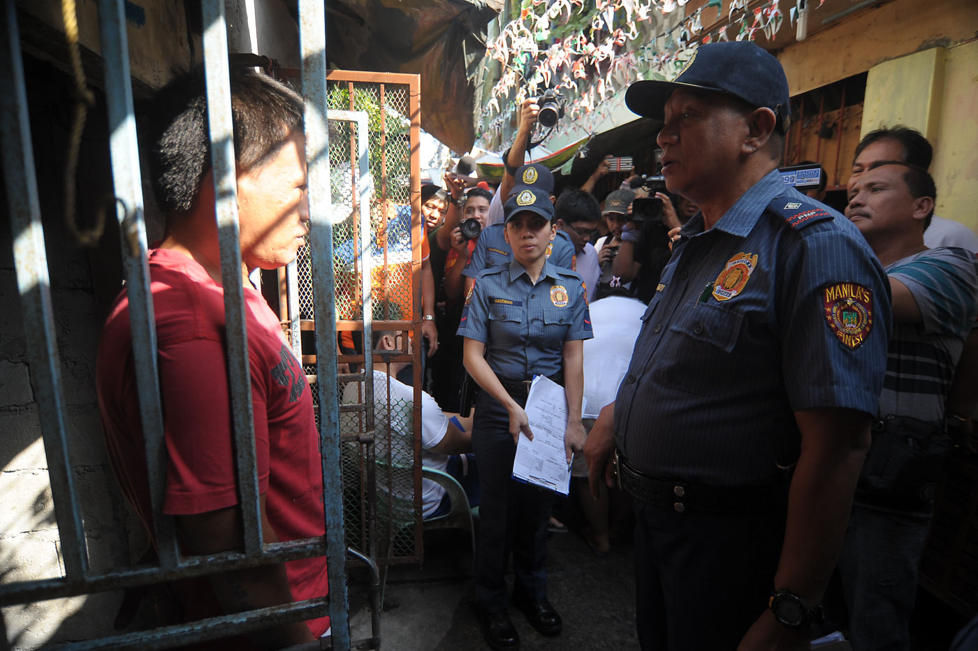 DOOR-TO-DOOR. Members of the Manila Police District invite tagged drug personalities as they relaunch the Tokhang along with a pastor and local officials in Tondo, Manila on January 29, 2018. Photo by Ben Nabong/Rappler 