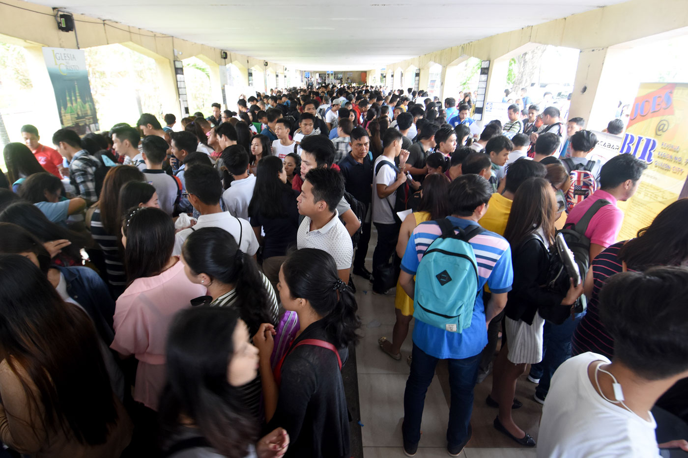 JOB-HUNTERS. Hundreds try their luck at a job fair held on Mabor Day, May 1, 2018, in Quezon City. Photo by Angie de Silva/Rappler 