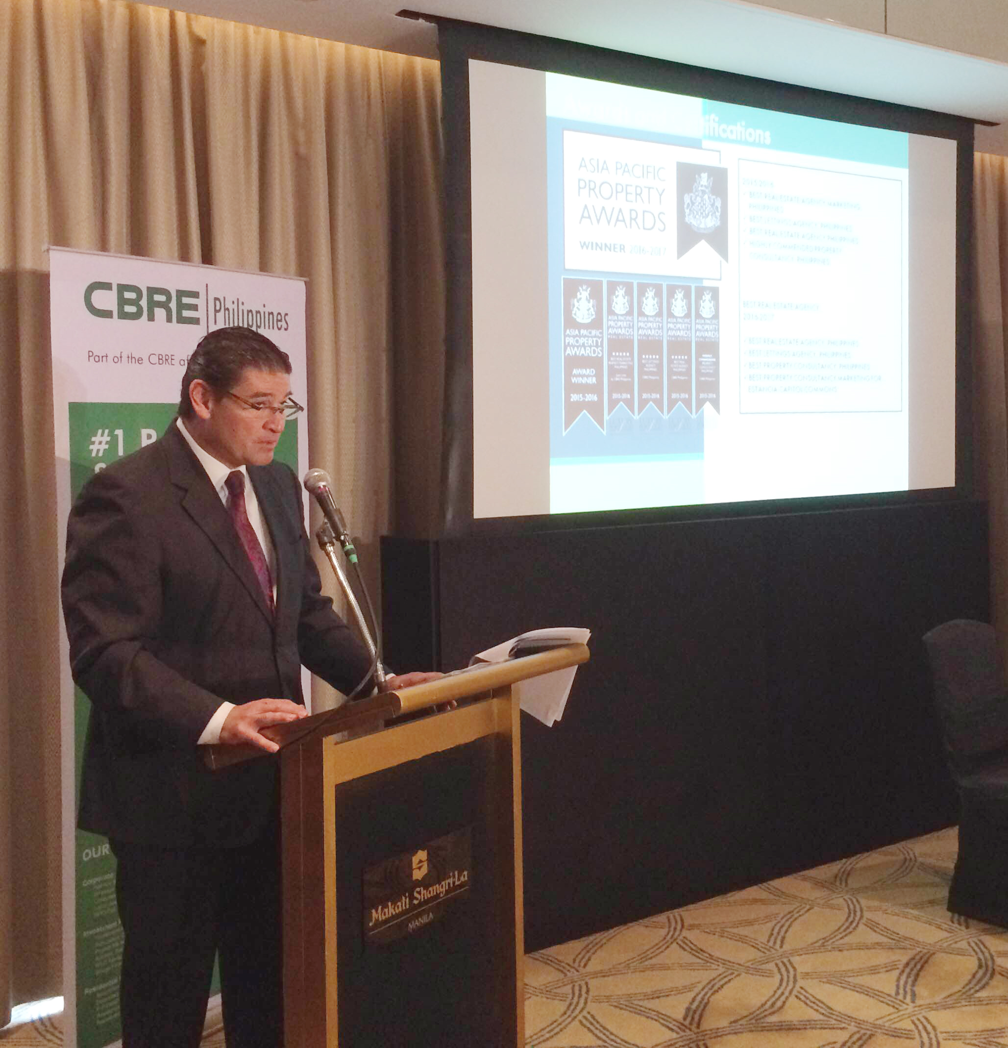 GROWTH DRIVER. CBRE Philippines founder and chairman Rick Santos explains how BPOs might be the key to decongesting Manila at a briefing on the state of the real estate industry held in Makati on June 2, 2016. Photo by Chris Schnabel/Rappler 