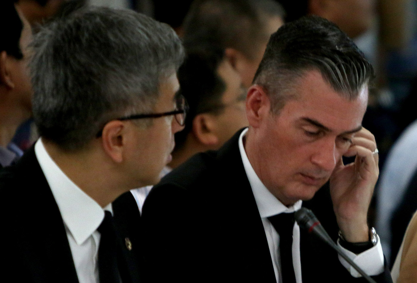 SECURITY LAPSES. Resort World Manila president Kingson Sian (left) and chief operating officer Stephen James Reilly (right) during the congressional probe on June 7. Photo by Inoue Jaena/Rappler 