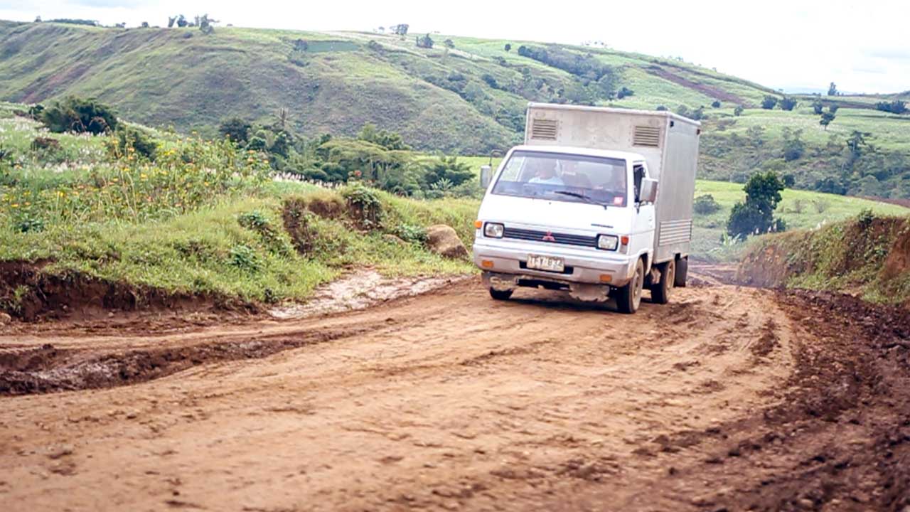 UNPAVED ROAD. About 91.7% of the total road network in Bukidnon is made of gravel or earth. Photo by Franz Lopez/Rappler  