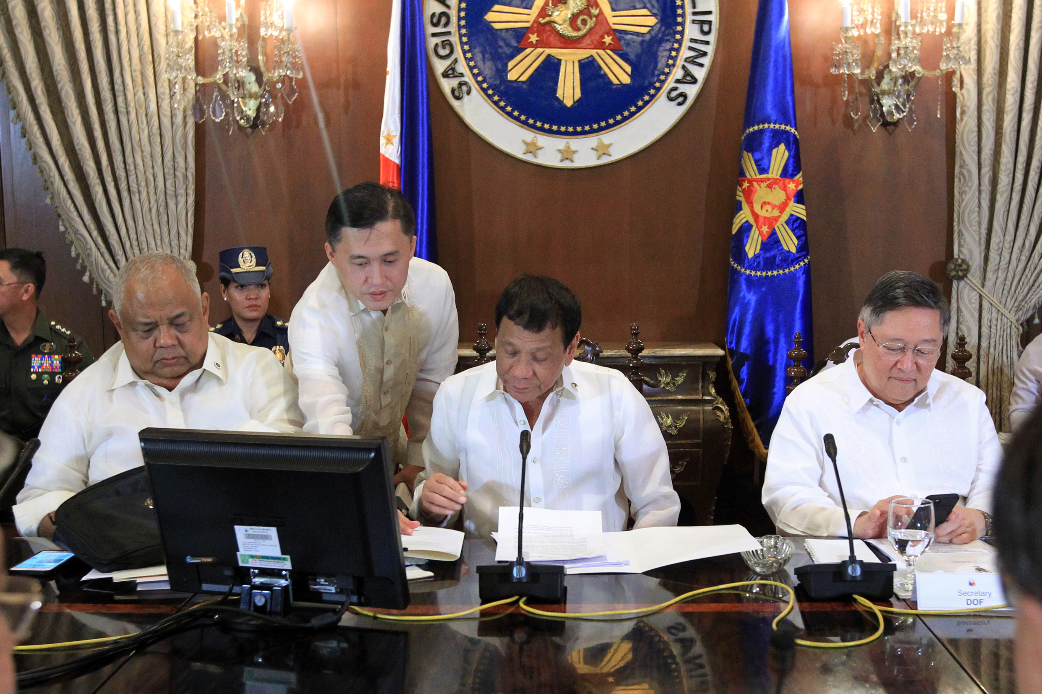 PHILIPPINE CHIEF. President Rodrigo Duterte leads the Cabinet meeting on April 3, 2017. With him are Special Assistant Bong Go, Executive Secretary Salvador Medialdea, and Finance Secretary Carlos Dominguez III. Malacañang file photo 