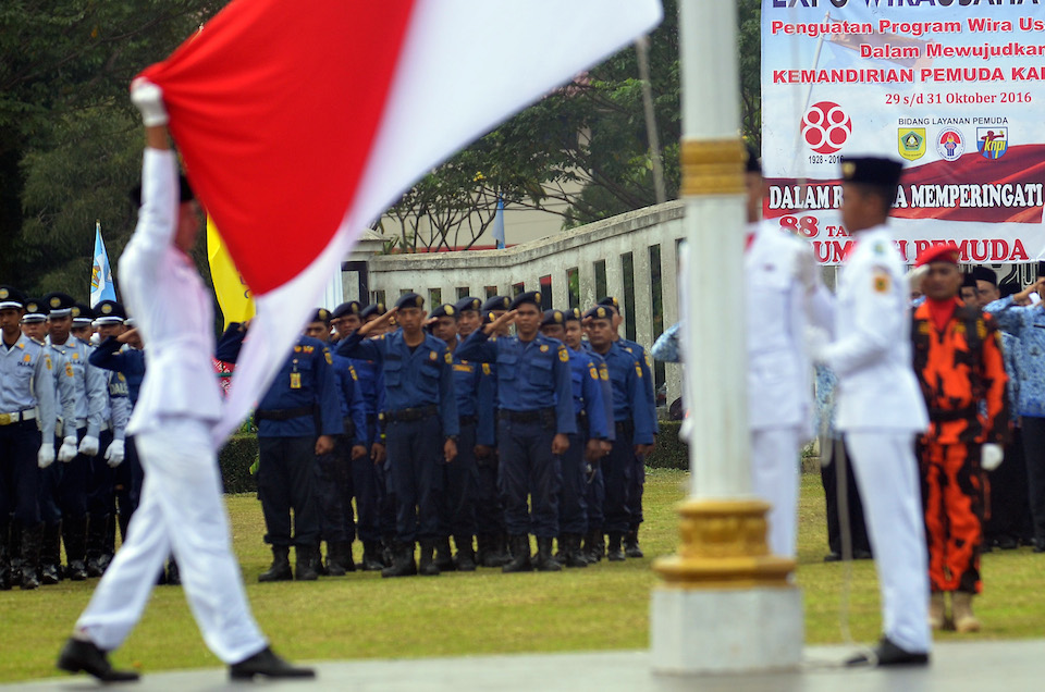 Paskibra kibarkan bendera merah putih dalam upacara peringatan hari Sumpah Pemuda di Lapangan Tegar Beriman, Bogor, Jawa Barat, pada 28 Oktober 2016. Foto oleh Yulius Satria Wijaya/Antara 