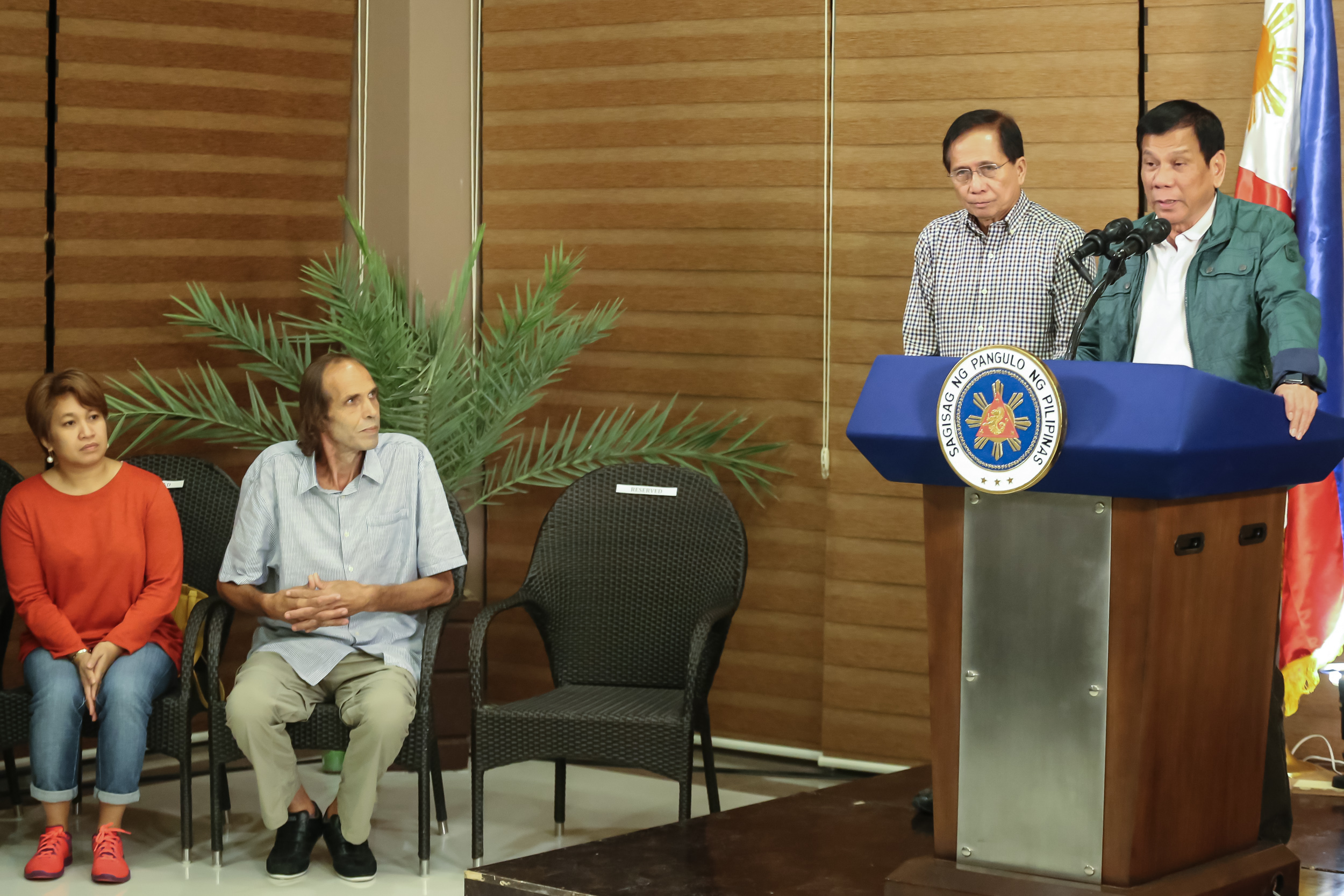 FREED HOSTAGE. President Rodrigo Duterte thanks the MNLF for the release of Kjartan Sekkingstad (seated, 2nd from left) and the 3 Indonesians. Photo by Manman Dejeto/Rappler    