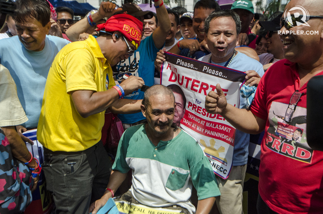 STILL WAITING. Melvin Salupan, a seaman, has his head shaved to express his support for a Duterte presidential candidacy on October 15, 2015 outside Comelec Intramuros. Photo by Rob Reyes/Rappler 