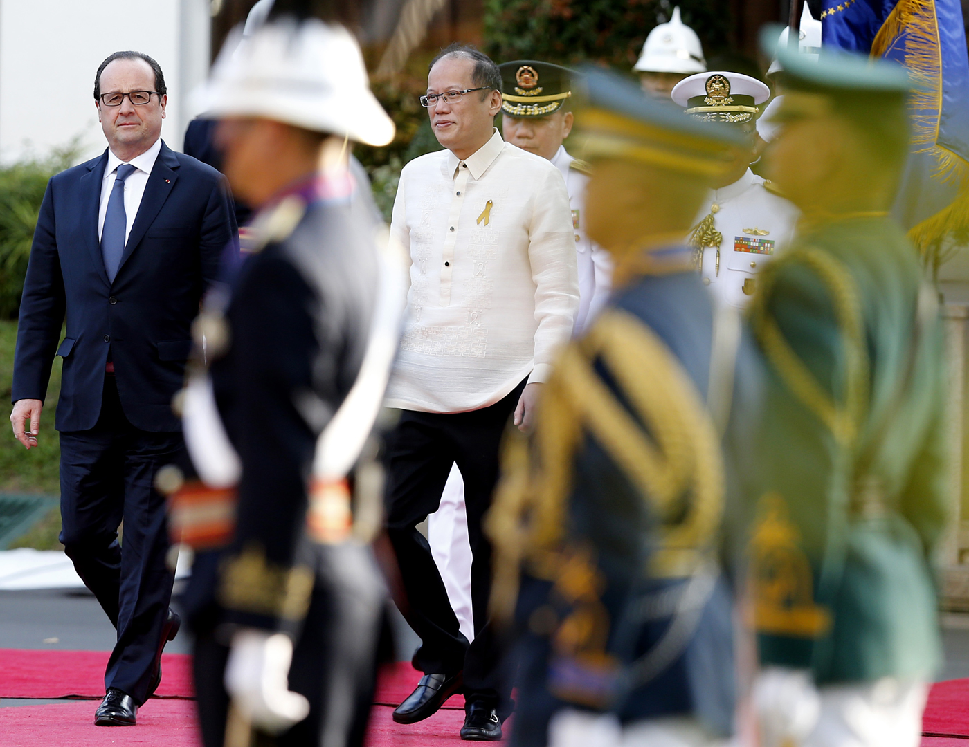 JOINT CALL. French President Francois Hollande (left) walks with Philippine President Benigno Aquino III during an arrival ceremony at the Malacañang Presidential Palace in Manila, Philippines. Photo by EPA 