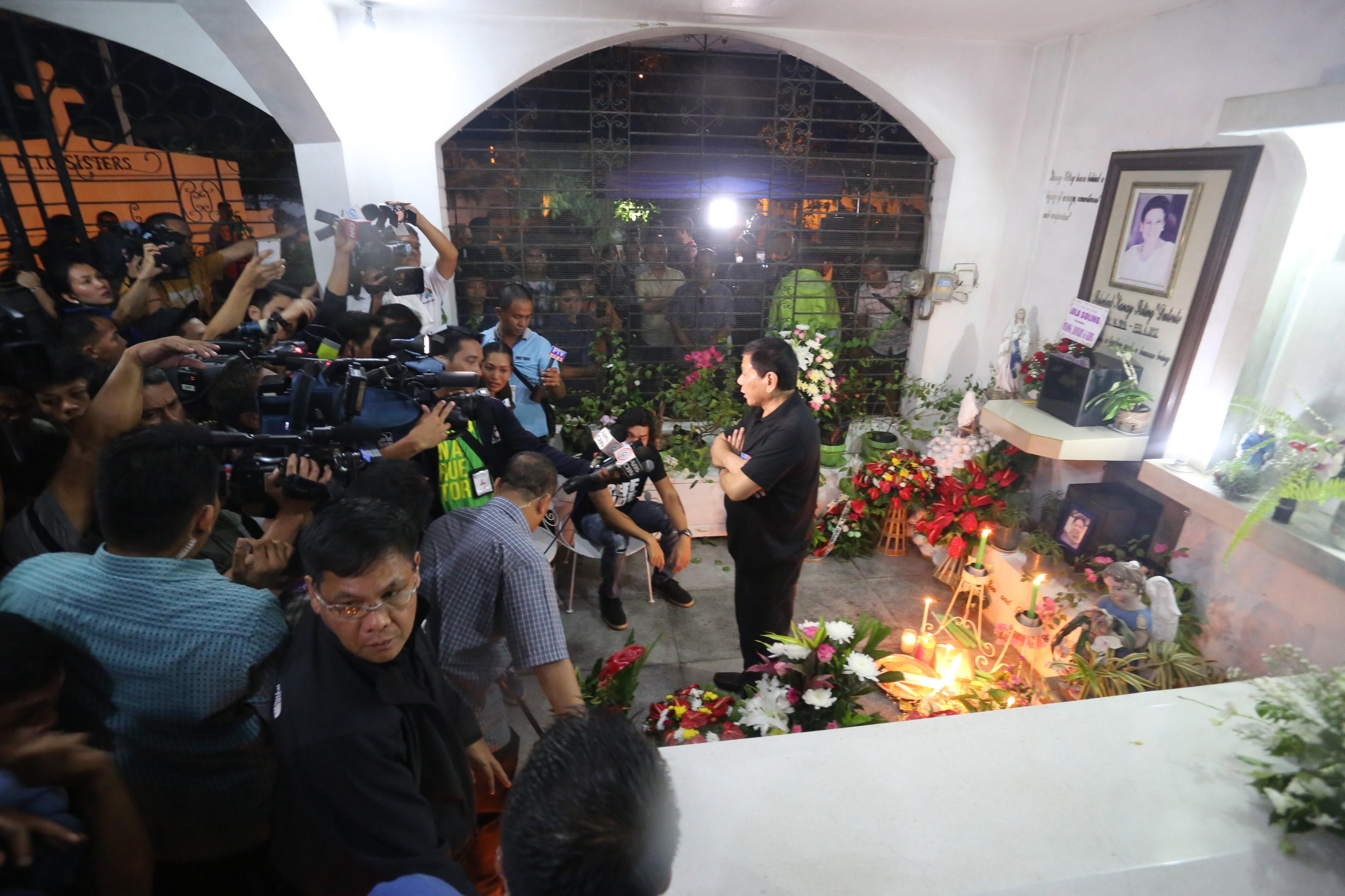 MEDIA CONFERENCE. President Rodrigo Duterte answers media questions after visiting the grave of his parents in Davao City on November 1, 2016. Photo by Manman Dejeto/Rappler 