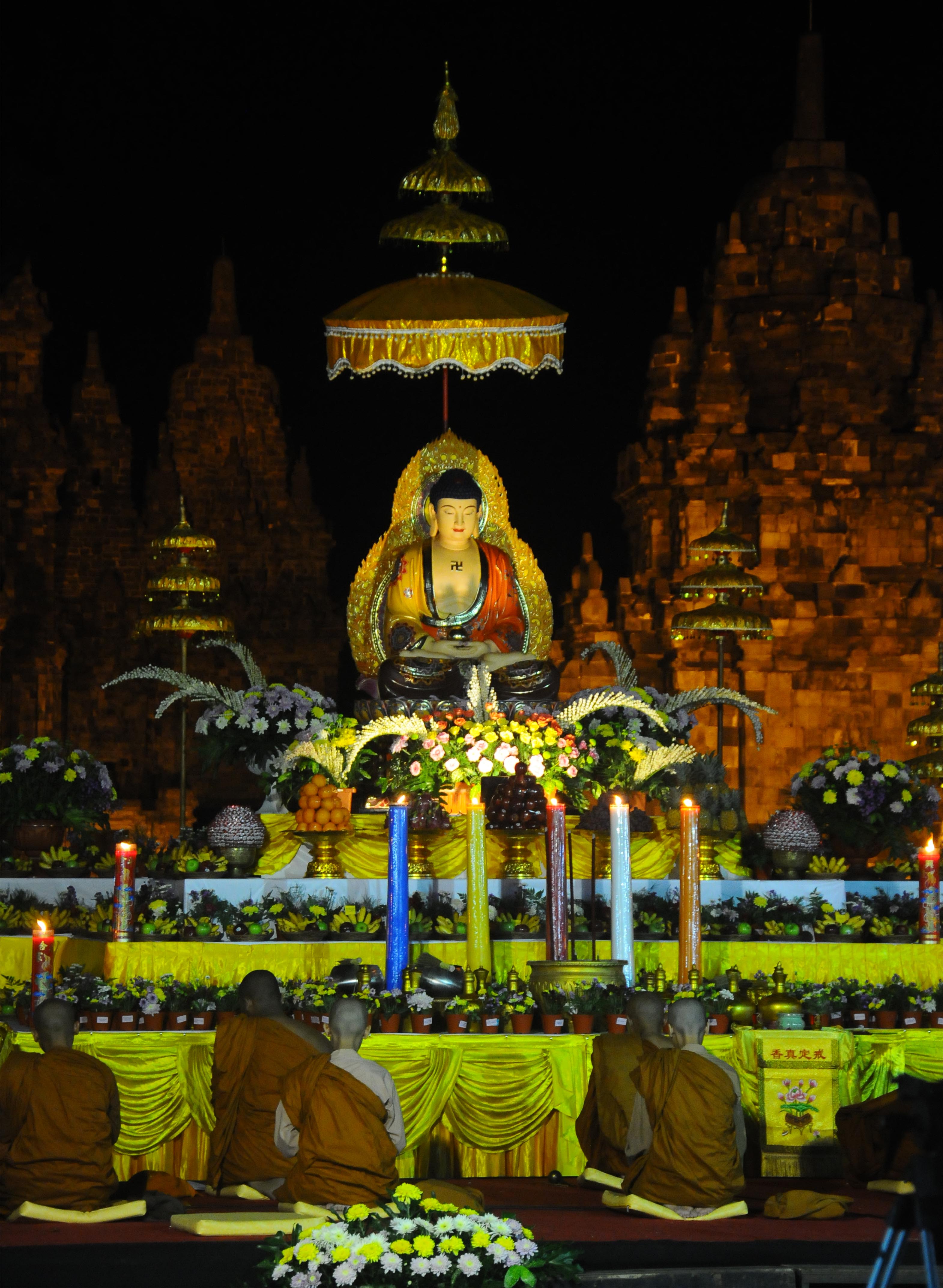 Sejumlah biksu membacakan ritual Mantra di depan altar patung Budha saat melakukan rangkaian ritual malam Waisak di Candi Sewu, Prambanan, Klaten, Jawa Tengah, pada 21 Mei 2016. Foto oleh Aloysius Jarot Nugroho/Antara   