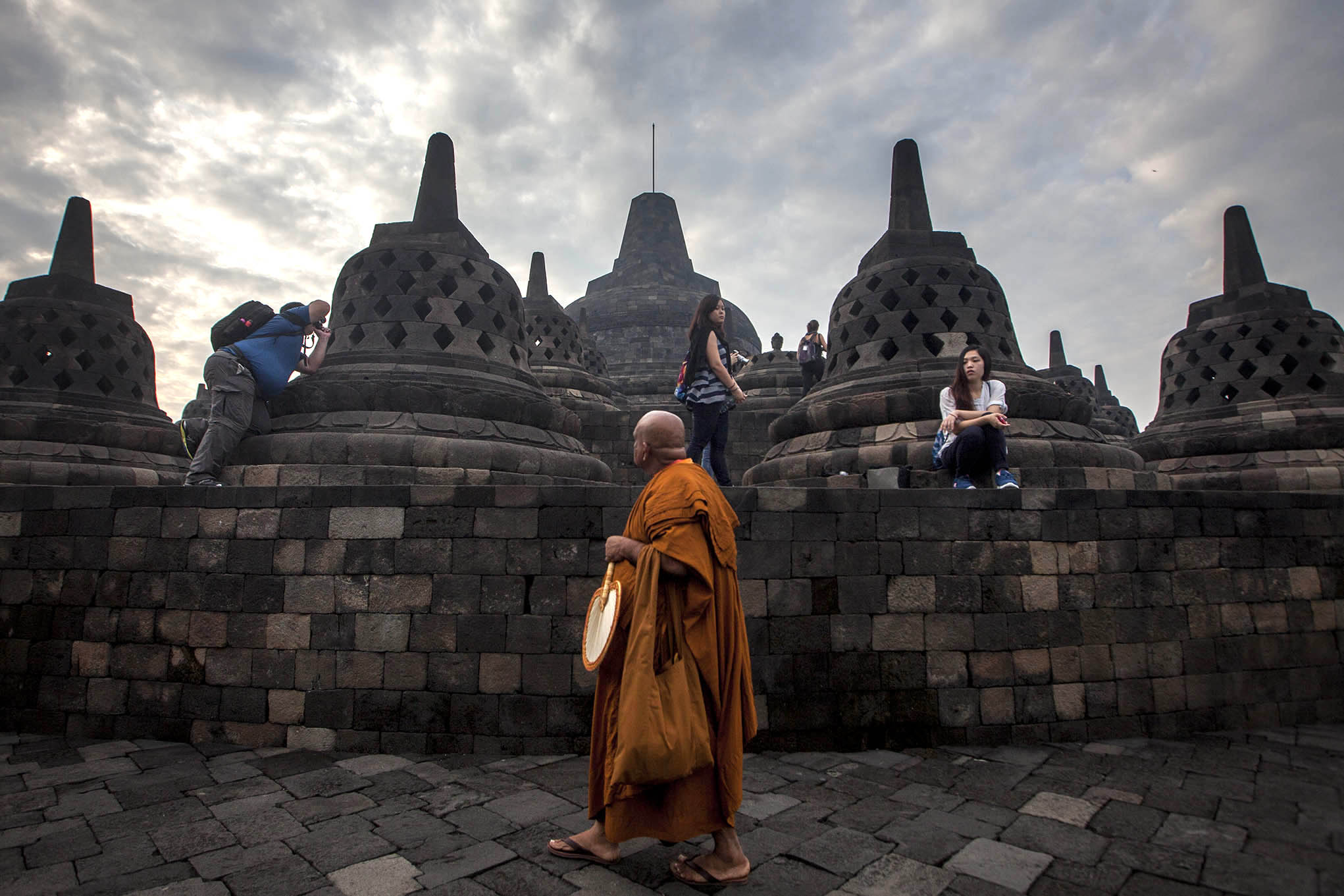 Wisatawan berpose dan mengambil foto di stupa Candi Borobudur. Foto oleh Andreas Fitri Atmoko/Antara 