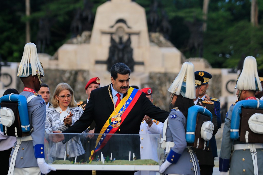 NICOLAS MADURO. Handout photo released by Miraflores palace press office showing Venezuela's President Nicolas Maduro (C) at a wreath laying ceremony during the 198th anniversary of the Carabobo battle in Valencia, Carabobo state, on June 24, 2019. Handout photo/Venezuelan Presidency/AFP 