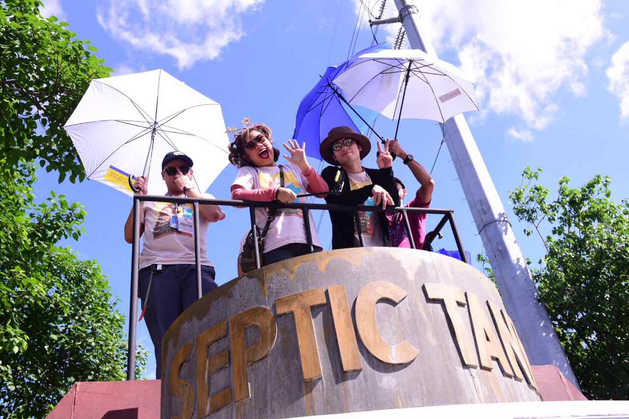 'PARADE OF STARS.' Eugene Domingo and Kean Cirpriano stand on top of the 'Ang Babae Sa Septic Tank 2' float at the MMFF 2016 Parade. Photo by Alecs Ongcal/Rappler 