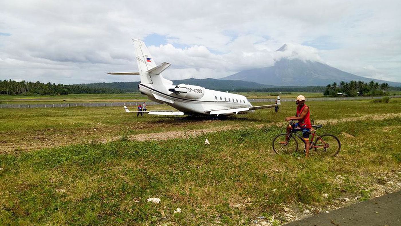 SKETCHY REPORT. The pilot of the private plane has refused to give details of the incident to the police, citing confidentiality. Photo by Rhaydz Barcia/Rappler 