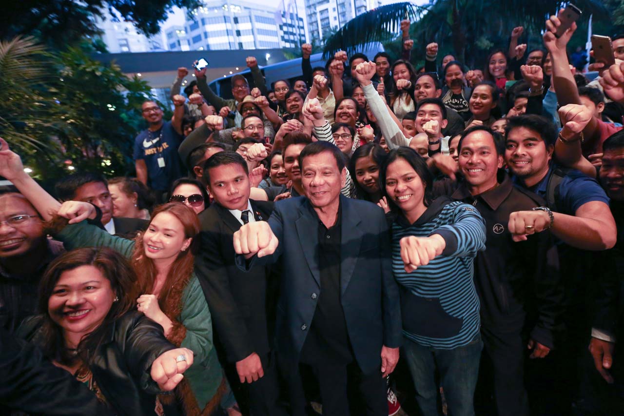 DUTERTE IN NZ. President Rodrigo Duterte poses with overseas Filipinos outside a hotel in Auckland, New Zealand on November 22, 2016. Photo by Toto Lozano/Presidential Photo  