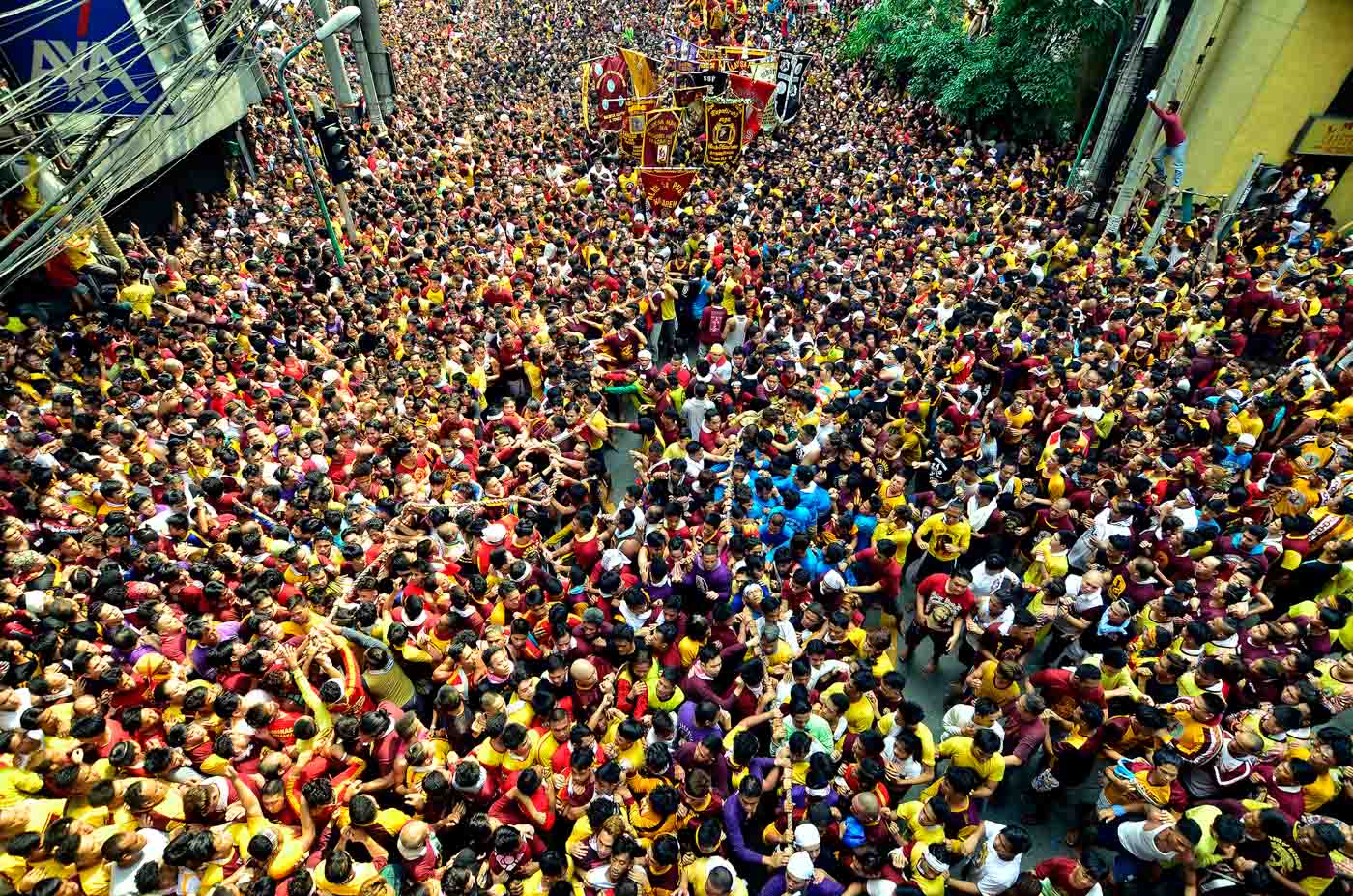 FILLED. Thousands of devotees try to come near the image of the Black Nazarene. Photo by Maria Tan/Rappler   