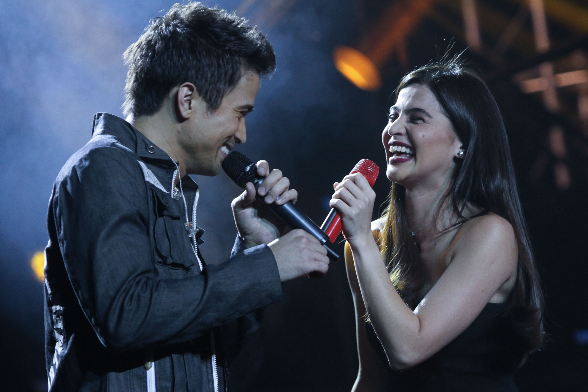 ONSTAGE REUNION. Sam Milby with Anne Curtis during his 10thyear anniversary concert, 'Milby Way,' at the Kia Theater, Saturday, November 28. Photo by Lito Boras/Rappler  