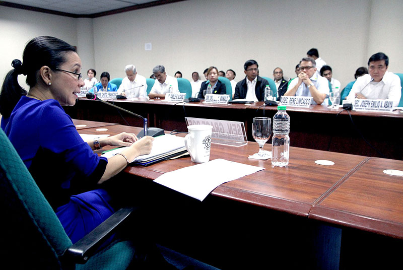 GRILLING. Senator Grace Poe, chair of the Senate subcommittee on public services, questions officials of the Department of Transportation and Communications (DOTC) led by Secretary Joseph Emilio Abaya during the resumption of a public hearing on the problems plaguing the Metro Rail Transit (MRT) Line 3. Photo by Cesar Tomambo/PRIB  