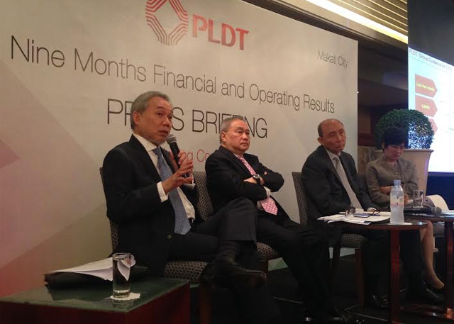 STEPPING UP. PLDT Chairman Manuel Pangilinan says the Telstra-San Miguel partnership will be a 'threat' to expanding its market share for postpaid and prepaid. Photo shows (left to right) Ray Espinosa, Pangilinan, Napoleon Nazareno, and Annabelle Chua. Photo by Chrisee dela Paz/Rappler    