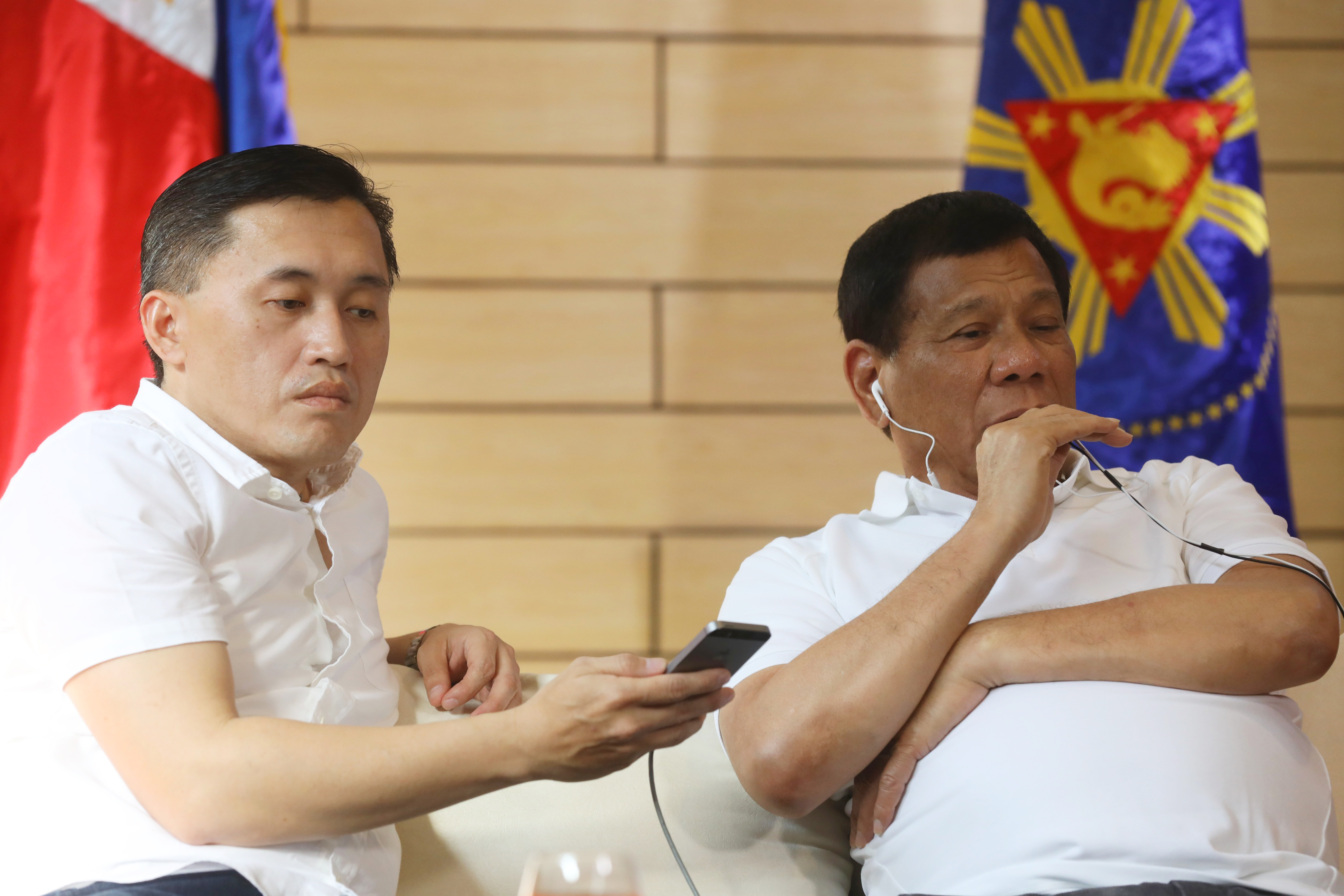 PHONE CALL. Philippine President Rodrigo Duterte speaks to Chinese President Xi Jinping on the phone with the help of Special Assistant to the President Bong Go. Malacañang photo 