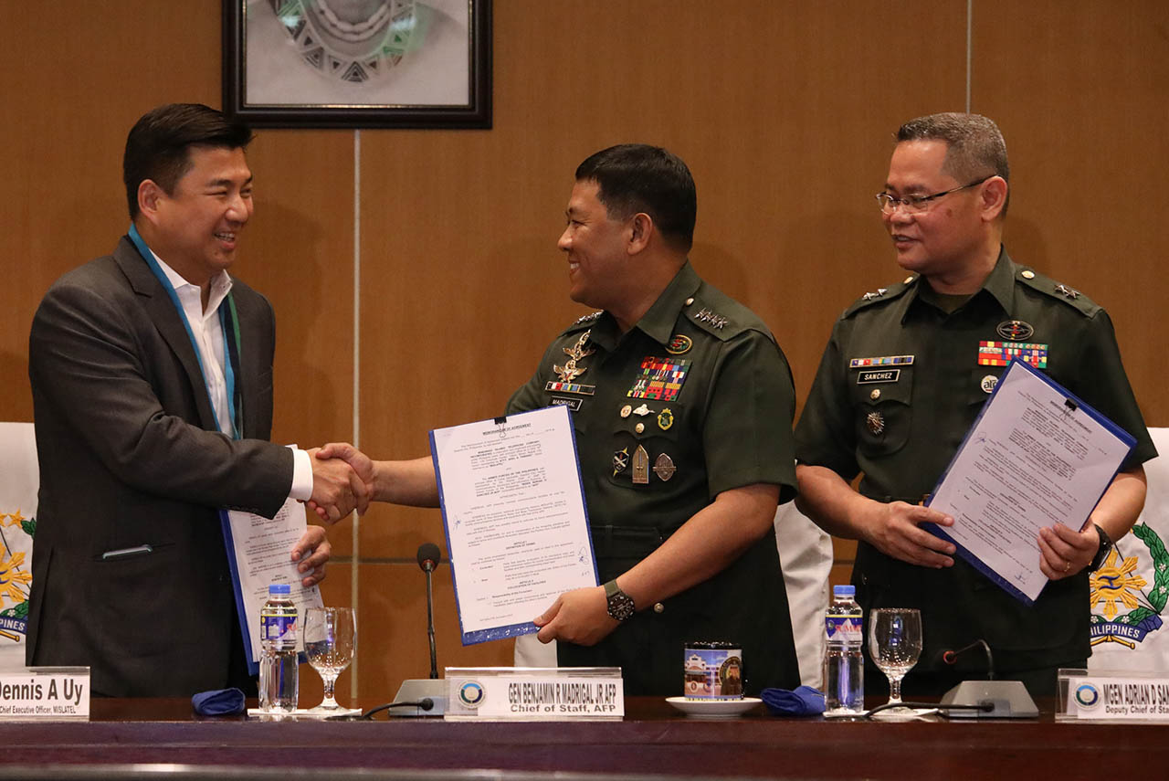 NOT YET FINAL. Defense Secretary Delfin Lorenzana says he may reject the Armed Forces of the Philippines' "co-location" deal with Dito Telecommunity "if necessary." Photo of the ceremonial signing of the deal at Camp Aguinaldo in Quezon City on Wednesday, September 11, 2019. Photo by Darren Langit/Rappler 