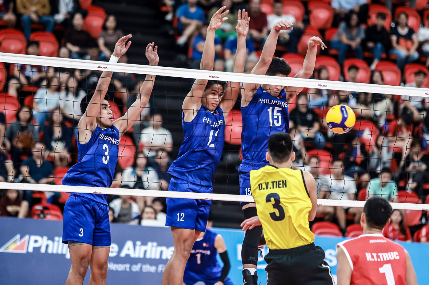 DEFENSIVE WALL. The Filipino spikers put up a solid defense against the Vietnamese. Photo by Michael Gatpandan/Rappler   