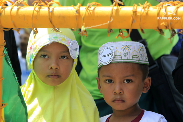 NEXT GENERATION. Muslim groups rally at the gates of the House of Representatives in Quezon City on Monday, June 1, to thank the House ad hoc committee members who voted yes for the Bangsamoro Basic Law. Photo by Ben Nabong/Rappler 