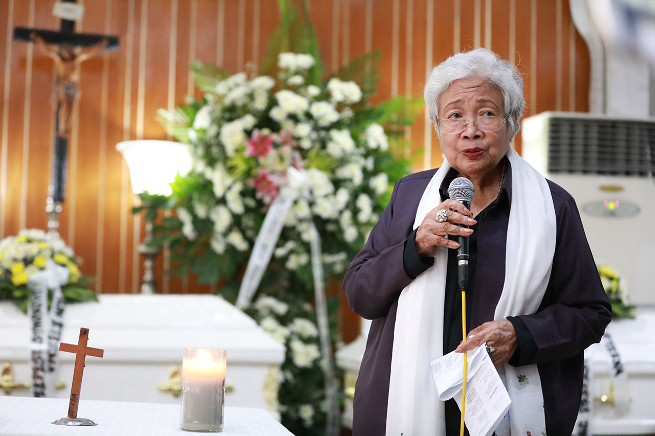 HELP CHILDREN. DepEd Secretary Leonor Briones visits the wake of 5 students who died in a vehicular accident Saturday, March 1 in Zamboanguita, Negros Oriental. Photo by DepEd 