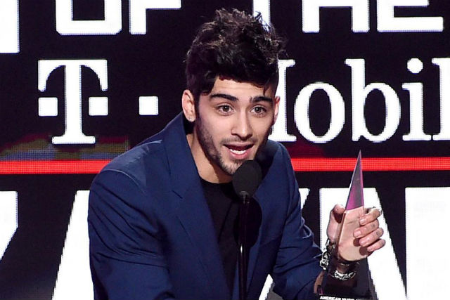 NEW ARTIST OFT THE YEAR. Zayn is given the award for 'New Artist of the Year.' Screengrab from Instagram/@amas  