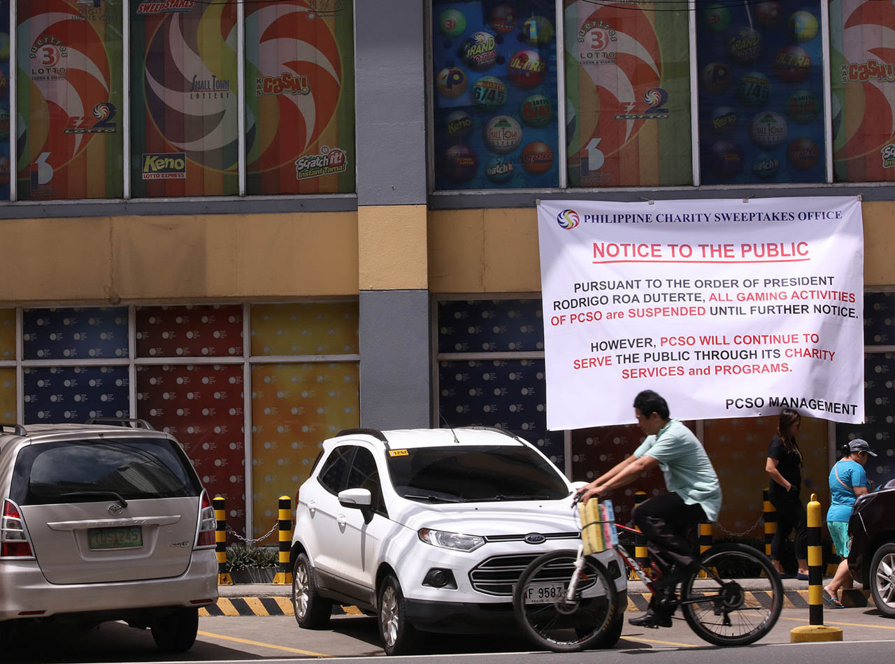 EMBATTLED. A huge streamer is seen outside the PCSO Main Office in Mandaluyong City notifying its franchisees that all gaming operations would stop following President Rodrigo Duterte's verbal order. Photo by Darren Langit/Rappler 