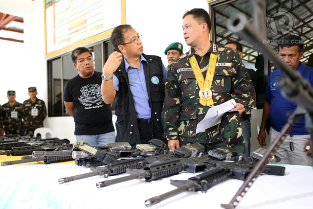 BROKEN CEASEFIRE. In this file photo, Army Brig. Gen. Carlito Galvez, head of government ceasefire panel, briefs Armed Forces of the Philippines Chief of Staff General Gregorio Pio Catapang Jr. on the return by the MILF of weapons seized from SAF commandos in Mamasapano. File photo by Jeoffrey Maitem/Rappler 