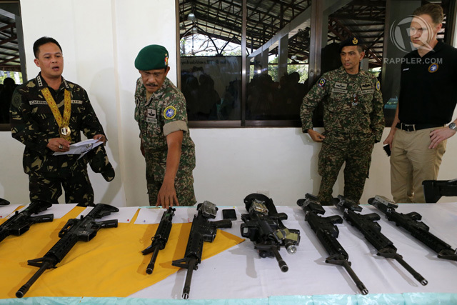 PEACE MONITORS. Maj. Gen. Dato Abdul Samad Bin HJ Yaakub, head of the International Monitoring Team, briefs Armed Forces of the Philippines chief General Gregorio Pio Catapang Jr. (left) about the weapons returned by MILF on February 18. File photo by Jeoffrey Maitem/Rappler 