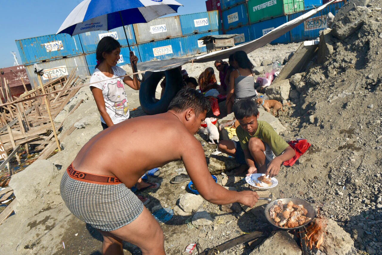 Families from Happyland, Tondo, spend Easter with a picnic along the docks of Manila Bay on April 21, 2019. Photo by LeAnne Jazul/Rappler 