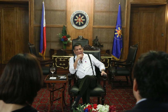 'INDEPENDENCE.' President Rodrigo Duterte spares time to accommodate queries from members of Japanese media in Malacñang on October 24. KING RODRIGUEZ/ Presidential Photo 
