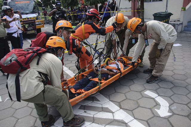 Tim SAR melakukan penyelamatan korban gempa menggunakan teknik High Angle Rescue Tehnique (HART) dalam simulasi di Yogyakarta, pada 21 Mei 2016. Foto oleh Hendra Nurdiyansyah/Antara 