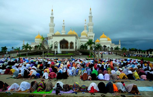 MUSLIMS OF MINDANAO. Filipino Muslims participate in morning prayers as they celebrate Eid al-Fitr at the Sultan Hassanal Bolkiah Grand Mosque in Cotabato City on July 6, 2016. AFP PHOTO / MARK NAVALES 