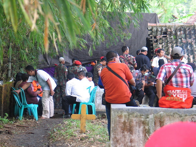 Otopsi terhadap jenazah terduga teroris Siyono dilakukan di tengah pemakaman. Foto oleh Ari Susanto/Rappler 
